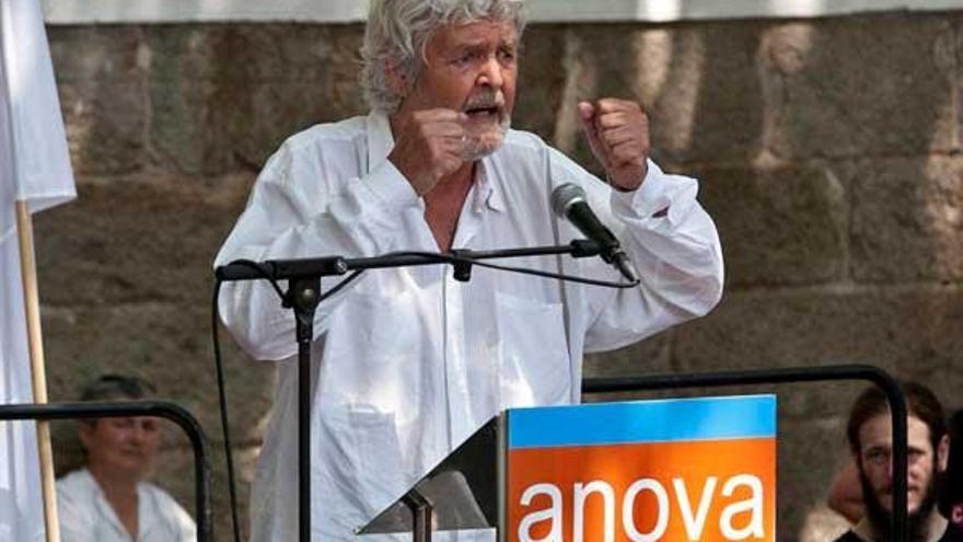 El portavoz nacional de ANova-Irmandade Nacionalista, Xosé Manuel Beiras, durante su intervención en el mitin de esta formación política con motivo del Día de Galicia que se celebra hoy, 25 de julio, en la Plaza de Mazarelos de Santiago de Compostela.