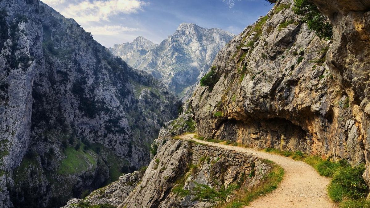 Los expertos lo tienen claro: la mejor ruta de senderismo de España tiene 71 túneles y un desfiladero de infarto