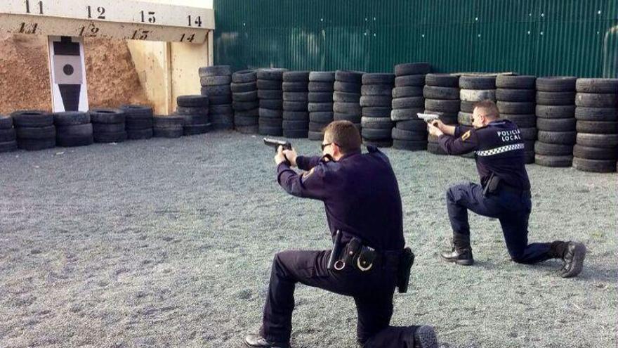 Agentes de la Policía Local de Catral realizan prácticas de tiro.