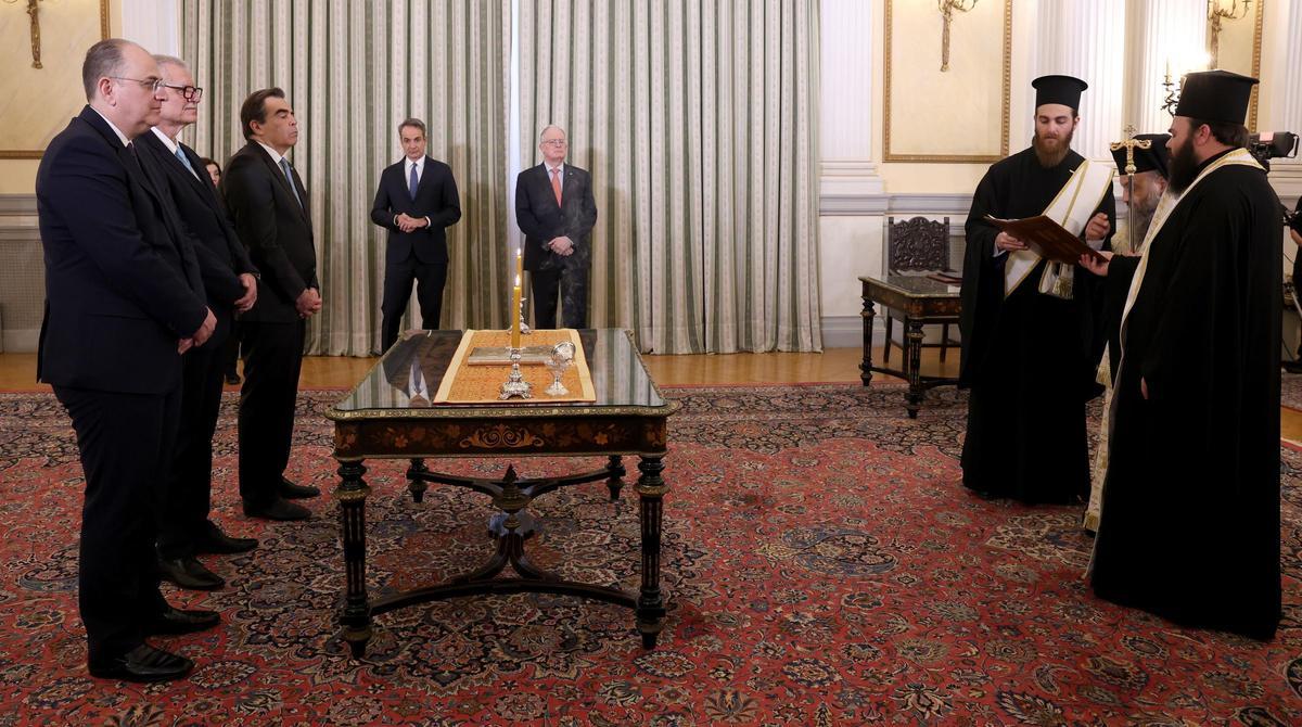 Schinás, de pie, tercero por la izquierda, junto a Evangelo Tournas y Makarios Lazaridis, en su toma de posesión en Atenas, ante el primer ministro, Kiriakos Mitsotakys, y el presidente de la República Griega, Konstantine Tassoulas.
