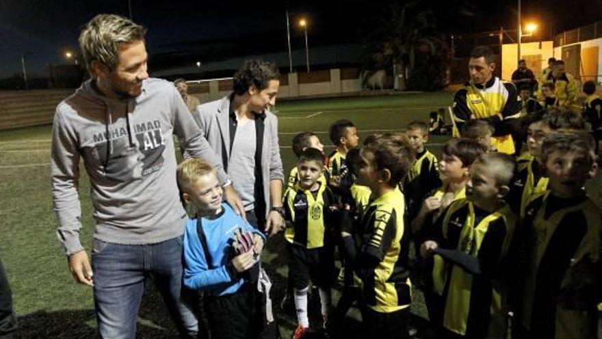 Diego Alves y Guardado posan con un grupo de niños de la Escuela del Paterna, ayer.