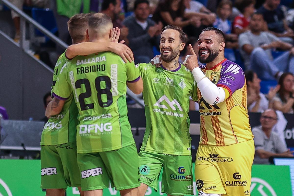 Machado, Fabinho, Rivillos y Dennis celebran un gol en Son Moix durante esta temporada.
