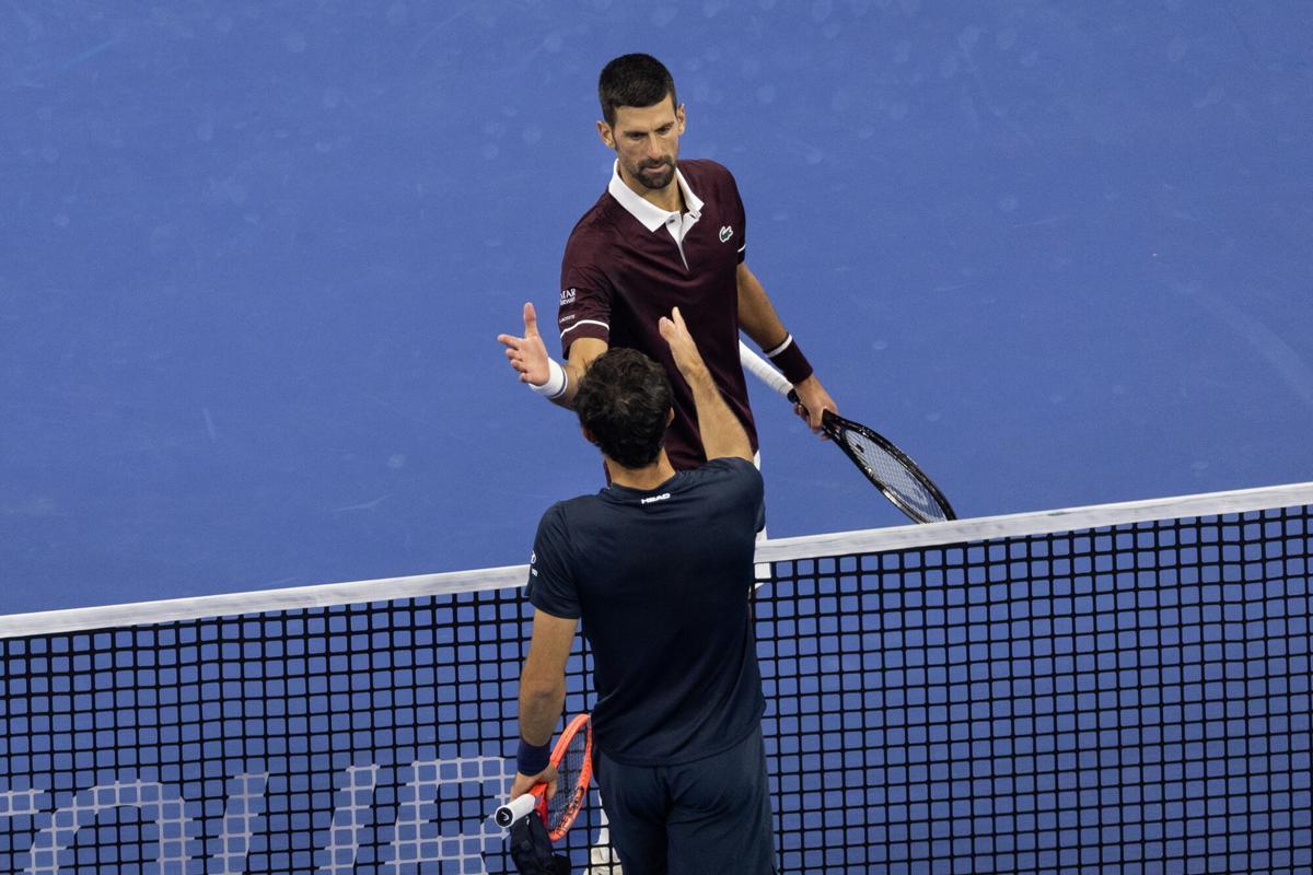 BEIJING (China), 30/09/2026.- Novak Djokovic (top) of Serbia shakes hands with Nuno Borges of Portugal at the net after winning their Men's Singles match at the China Open in Beijing, China, on 30 September 2026. China Open runs from 28 September to 11 October. (Tenis) EFE/EPA/JESSICA LEE