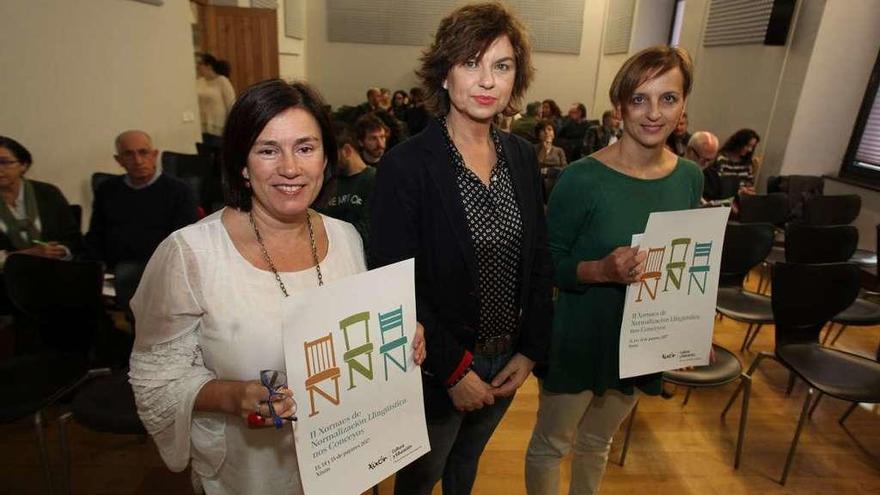 Por la izquierda, María Xosé Rodríguez, Montserrat López y Raquel Huergo, ayer.