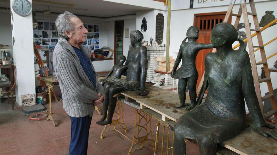 Los turistas que destrozaron la escultura de Buciños afrontan dos años de prisión