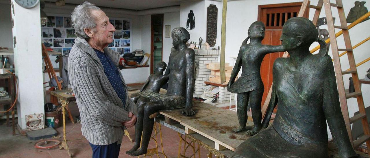 Manuel Buciños, ayer, en su taller de Ourense con la escultura ya totalmente restaurada.   // I. OSORIO