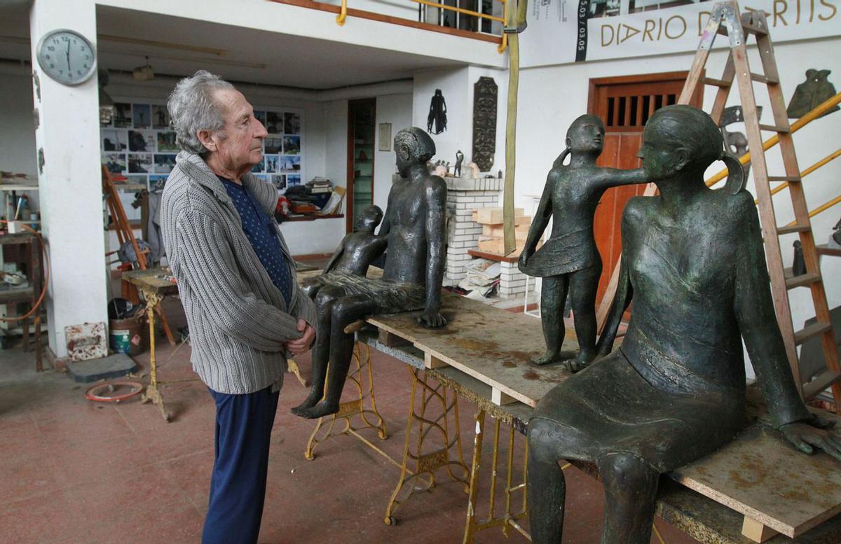 Manuel Buciños, ayer, en su taller de Ourense con la escultura ya totalmente restaurada. // I. OSORIO