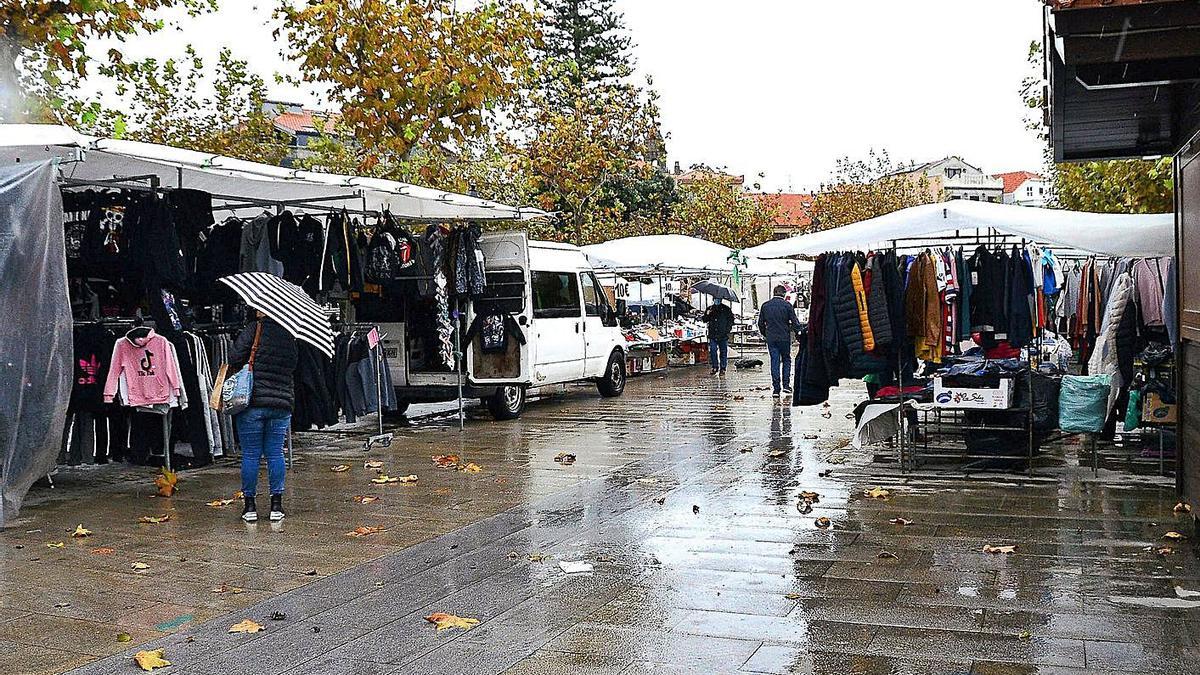 La afluencia de clientes al mercadillo de Cangas fue escasa durante toda la mañana de ayer. |   // G.NÚÑEZ