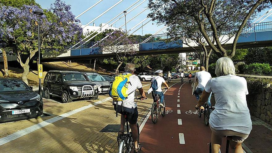 Un grupo de vecinos pasea en  bicicleta por el parque del Arroyo de La Represa. | L. O.