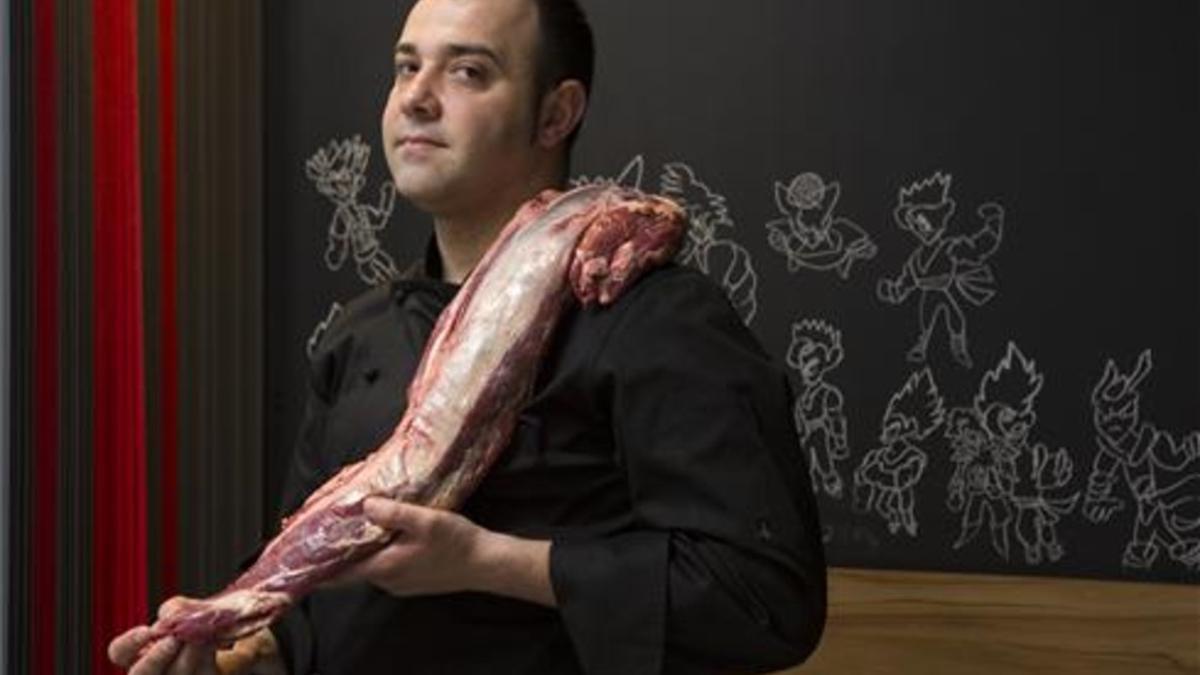 Dani Lechuga con un corte de carne. Foto: Albert Bertran