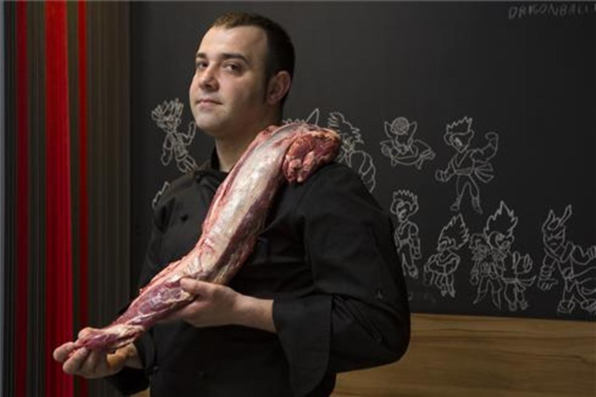 Dani Lechuga con un corte de carne. Foto: Albert Bertran