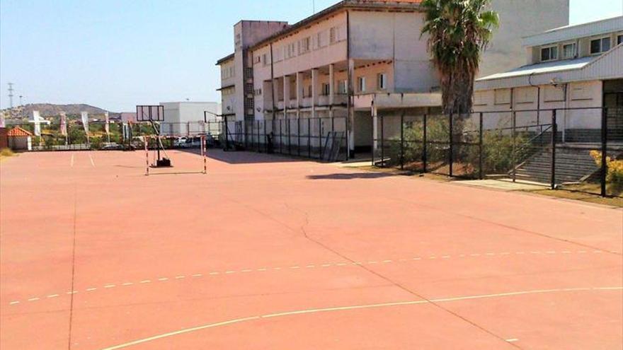 Las pistas deportivas del Instituto Juan Calero se abren a los jóvenes