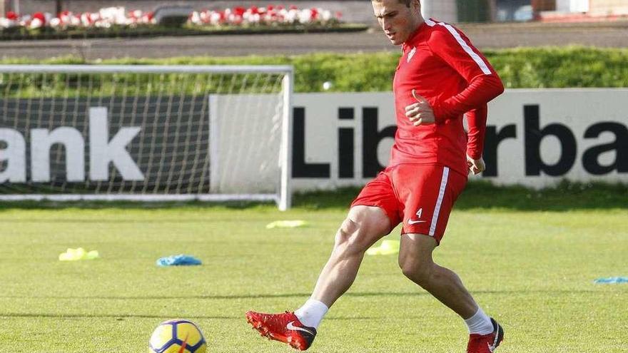 Álex Bergantiños golpea el balón en el entrenamiento de ayer.