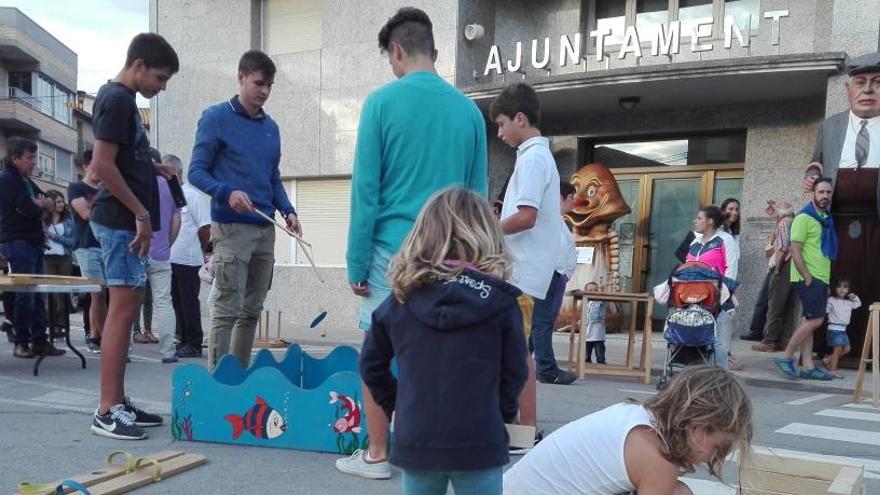 Petits i grans gaudint d&#039;activitats de la Festa Major de Montmajor de l&#039;any passat