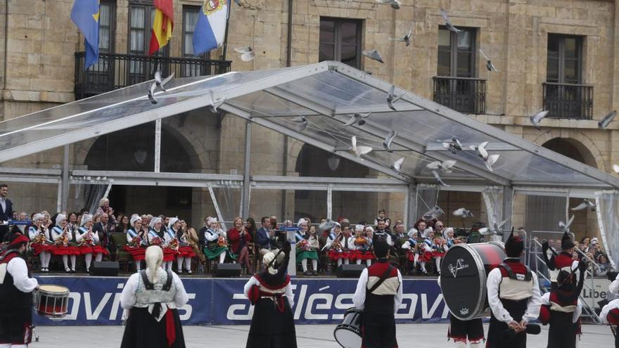 ¡Centenares de palomas para arrancar las fiestas del Bollo!