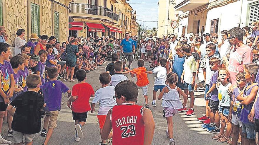 Un grupo de niños y niñas, en plena carrera.