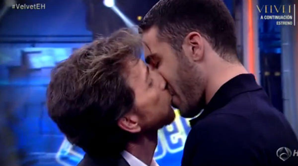 Pablo Motos besa Miguel Ángel Silvestre a l’inici d’El Hormiguero 3.0