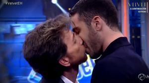 Pablo Motos besa Miguel Ángel Silvestre a l’inici d’El Hormiguero 3.0