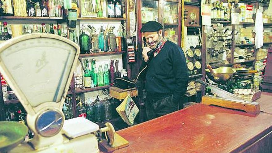 José Naveiras Escanlar, Pepe el Ferreiro, en el bar-tienda del Museo de Grandas de Salime.