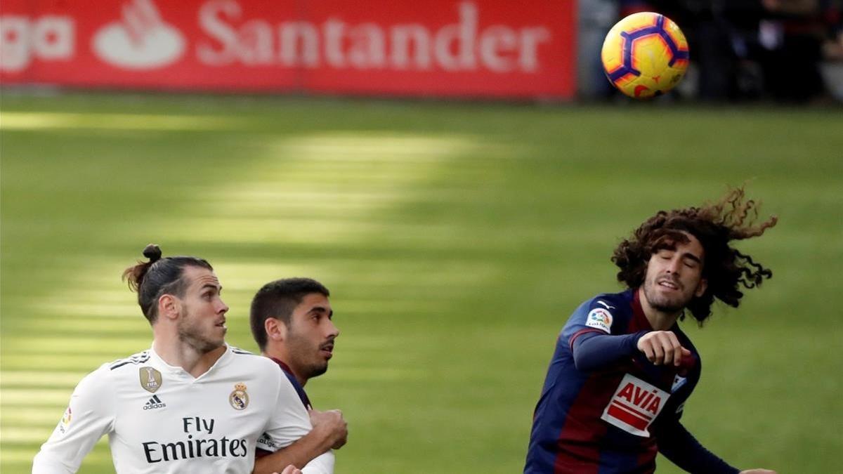 Cucurella lucha por un balón en presencia de Gareth Bale.