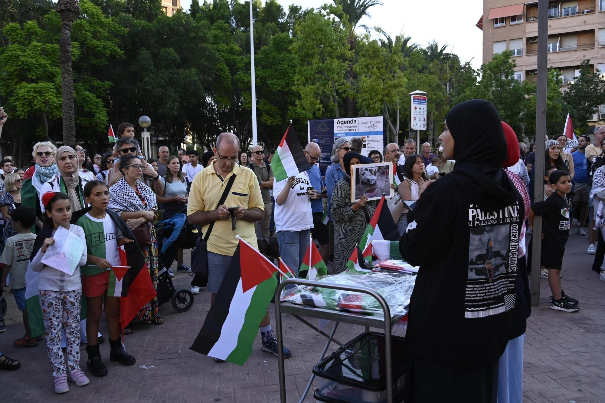 Así ha sido la multitudinaria manifestación para exigir la libertad de Palestina en Elche
