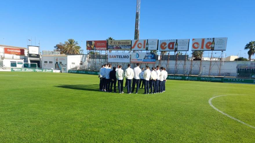 La plantilla del equipo marbellí, antes del inicio del partido.