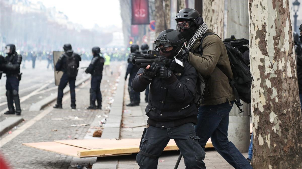 zentauroepp46180568 a member of police forces holds a flashball gun during a pro181208220257