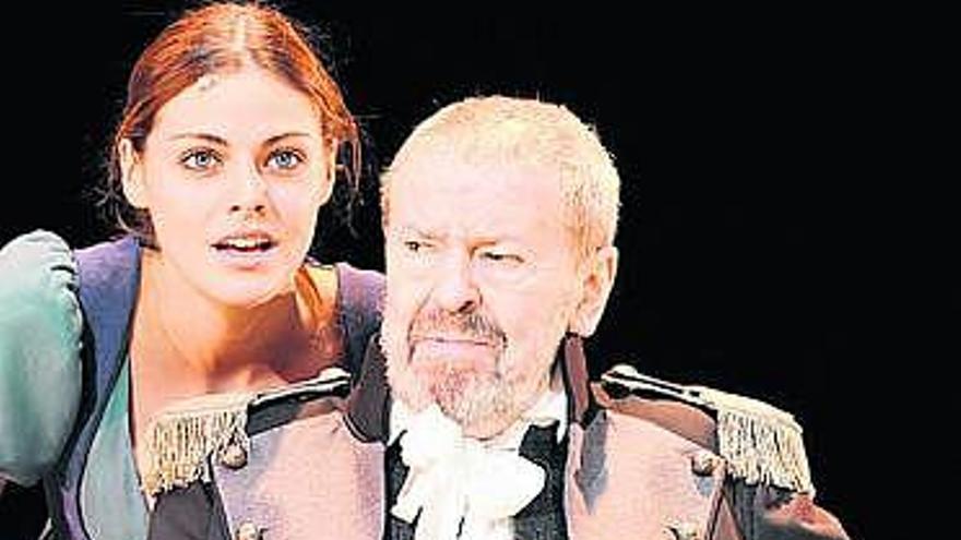 Amaia Salamanca y Juan José Otegui, durante una representación de «La Marquesa de O».