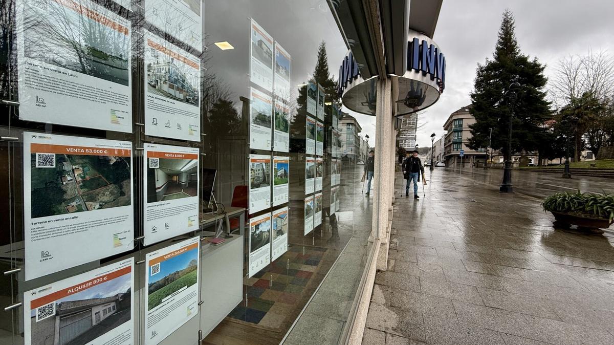 Anuncios en una inmobiliaria de Lalín.