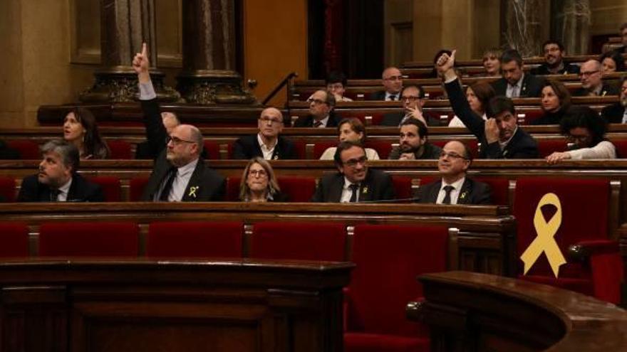 Imatge d&#039;Eduard Pujol, de JxCat, i Sergi Sabrià, d&#039;ERC, votant la proposta de resolució que legitimava Puigdemont.