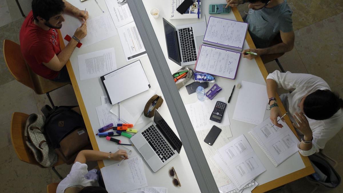 UNIVERSITARIOS PREPARANDO EXAMENES FINALES EN LA BIBLIOTECA DEL CAMPUS DE TARONGERS