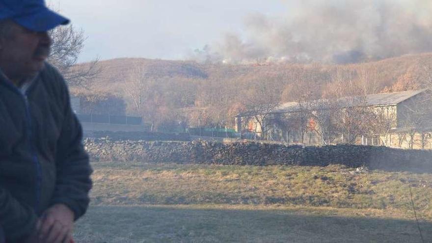 Un vecino de Vime sigue el desarrollo de un incendio declarado ayer en la sierra.