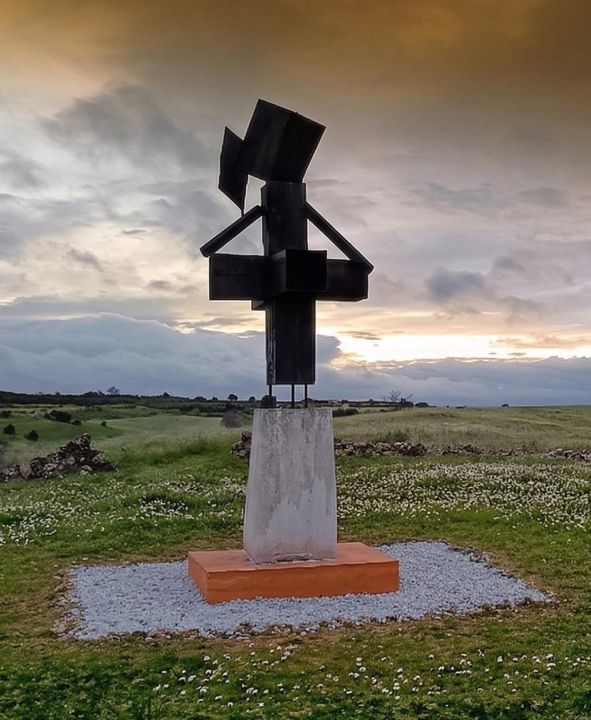 Cruz de los Cuatro Vientos, escultura de Javier Merino Ledesma.
