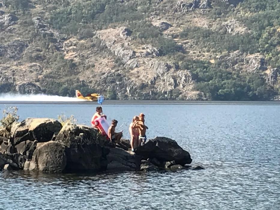 Los hidroaviones cogen agua en el Lago de Sanabria