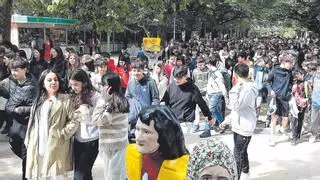 Máis de mil rapaces reivindican en Santiago o uso do galego