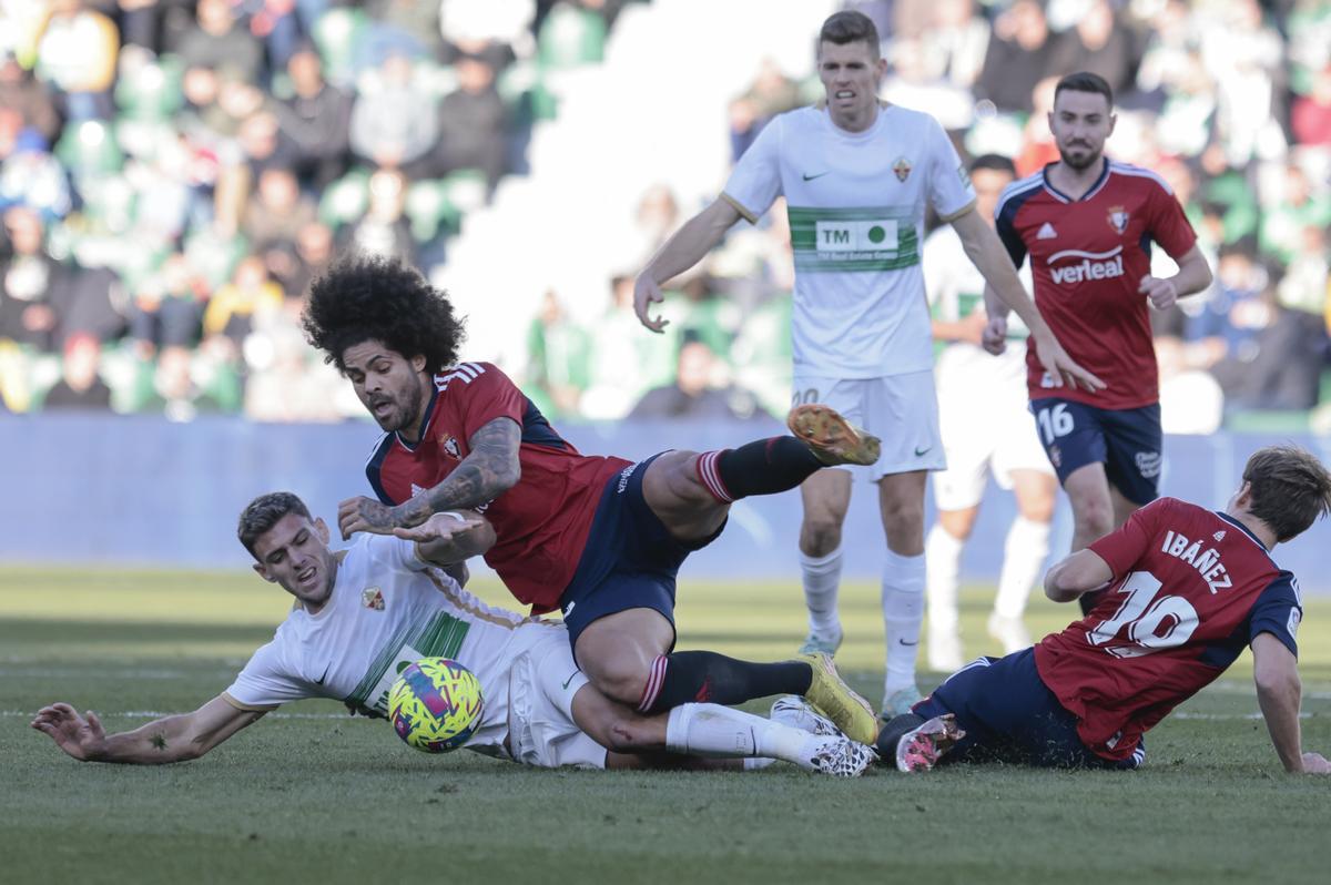 ELCHE (ALICANTE), 22/01/2023.- El centrocampista del Elche Rául Guti (i) pelea una posesión con el defensa del Osasuna Aridane durante un encuentro correspondiente a la jornada 18 de LaLiga Santander entre el Elche y el Osasuna en el estadio Manuel Martínez Valero en Elche, Alicante, este domingo. EFE/ Ana Escobar