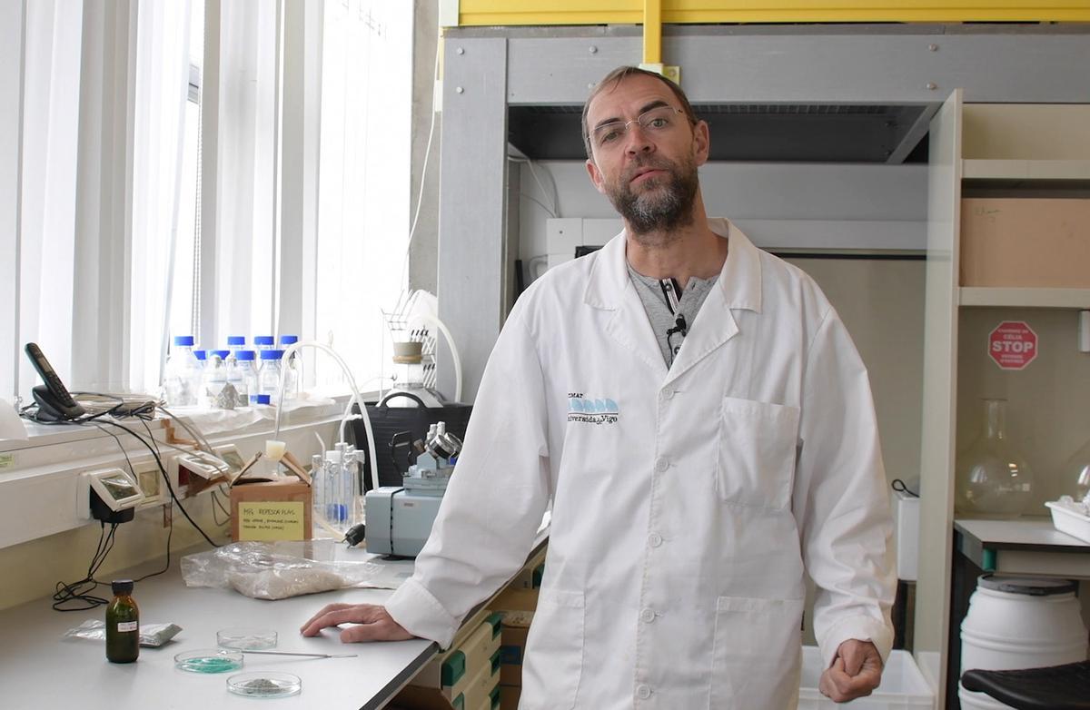 El catedrático Ricardo Beiras, en los laboratorios de la Ecimat de Toralla.