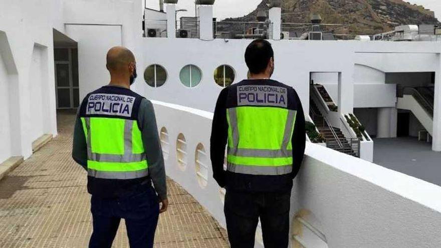 Estafen gairebé 11.000 euros a un turista després de drogar-lo en un prostíbul a Alacant