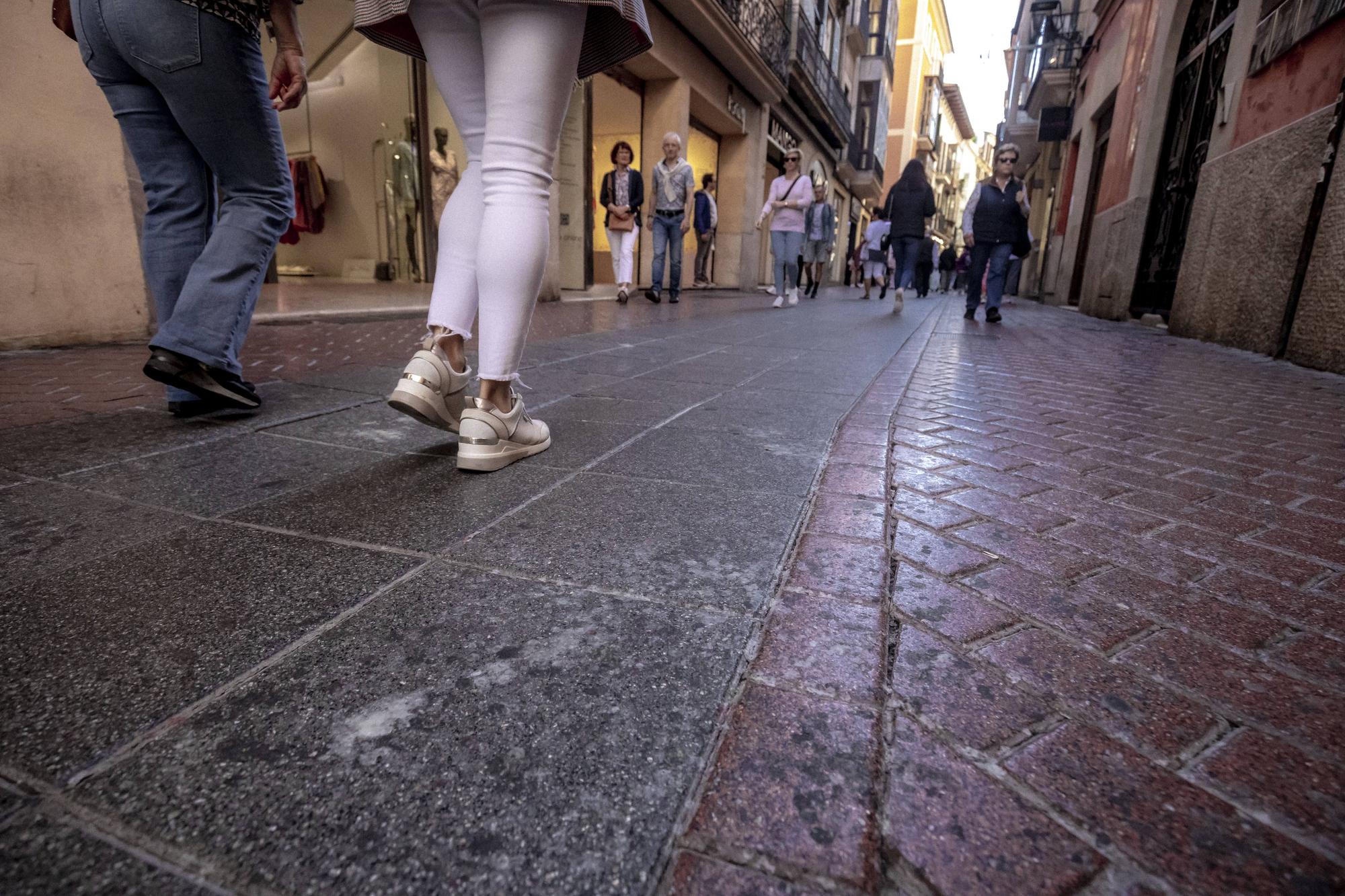 Restos de cera en el suelo de las calles del centro de Palma tras el paso de las procesiones de Semana Santa