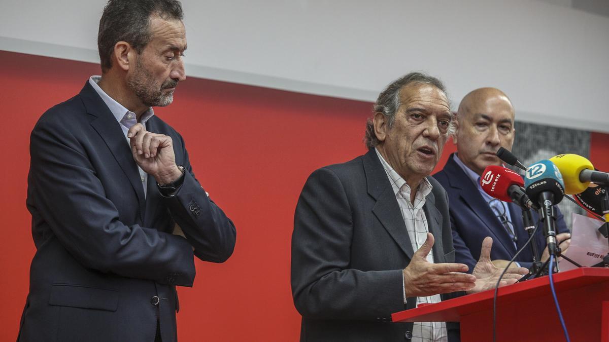 El secretario autonómico de Educación, Miquel Soler, entre el alcalde de Elche, Carlos González, y el secretario provincial del PSOE, Alejandro Soler