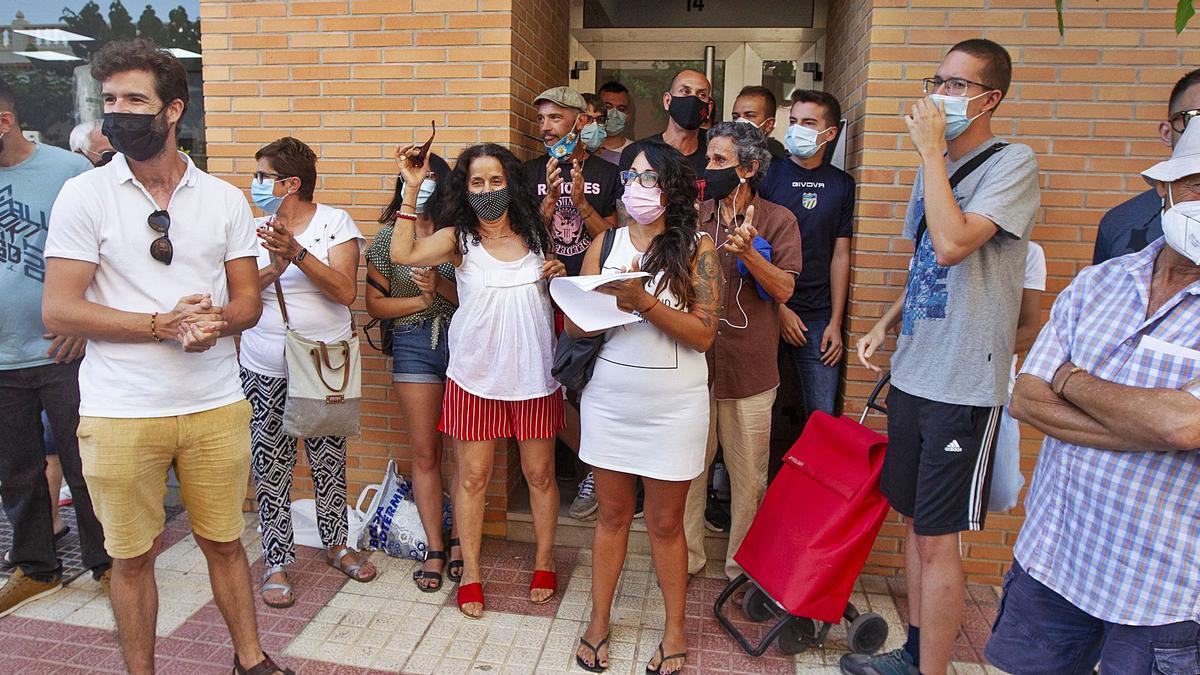 Los vecinos celebran la marcha de la comisión judicial tras frustrar su acceso a la vivienda para proceder al desahucio. | ALEX DOMÍNGUEZ