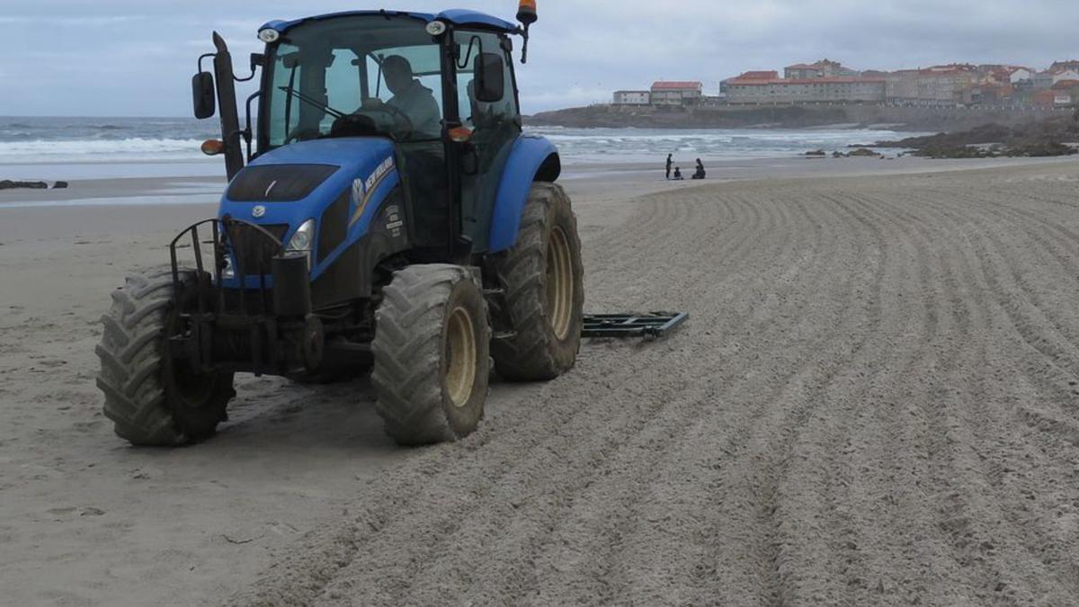 El Concello larachés pone a punto la playa de Caión | LA OPINIÓN