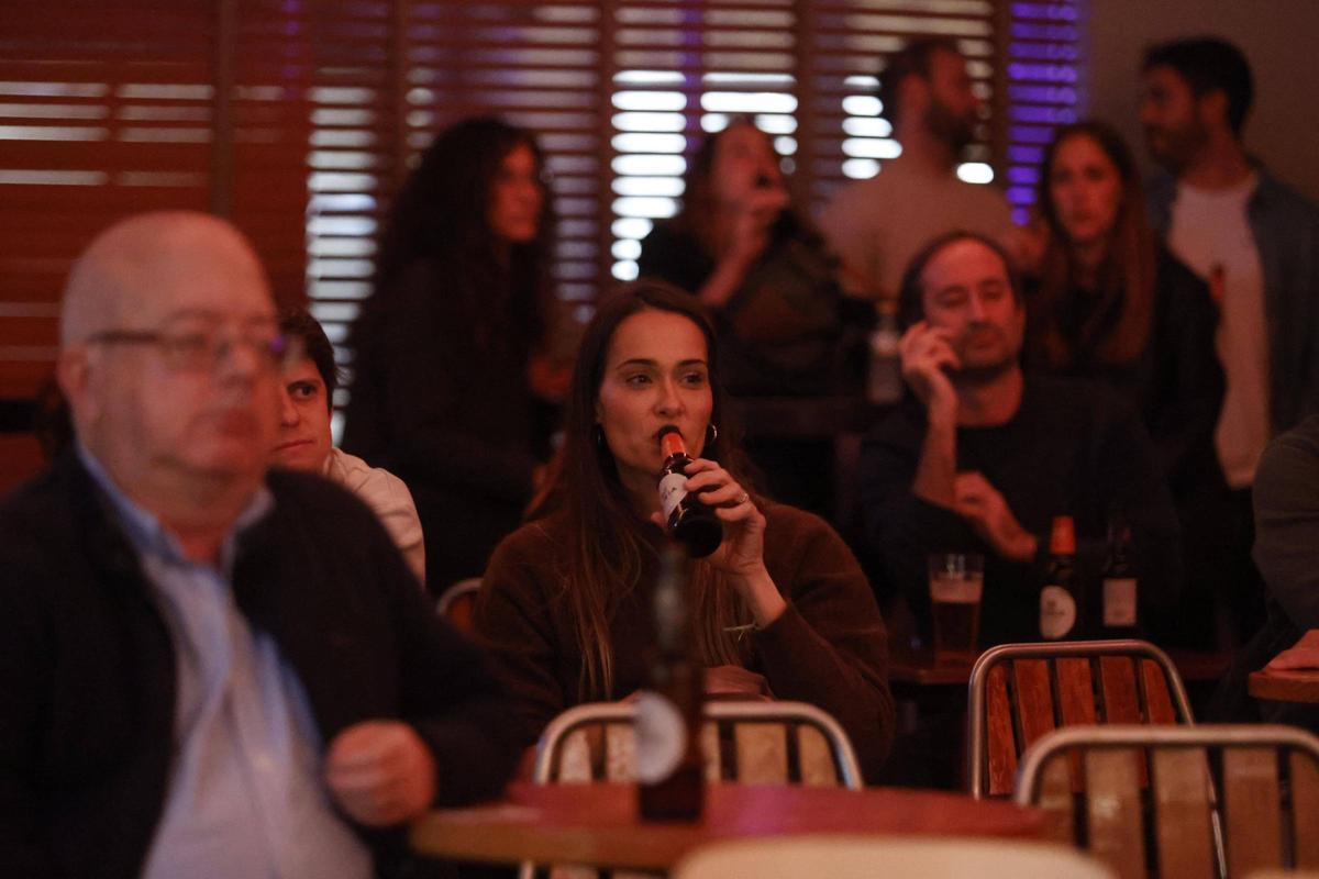 El público del poscast difrutando de la velada y de las cervezas Turia