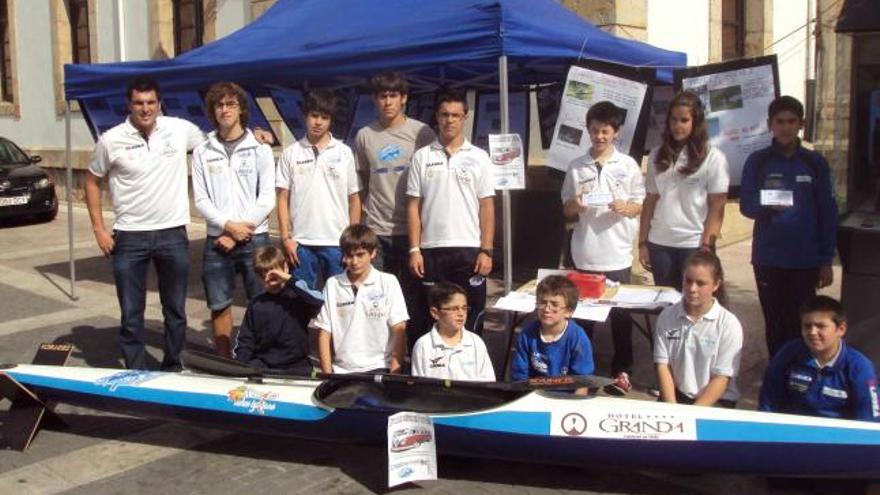 Palistas de La Llongar, ante el stand que montaron el pasado domingo en Cangas de Onís.