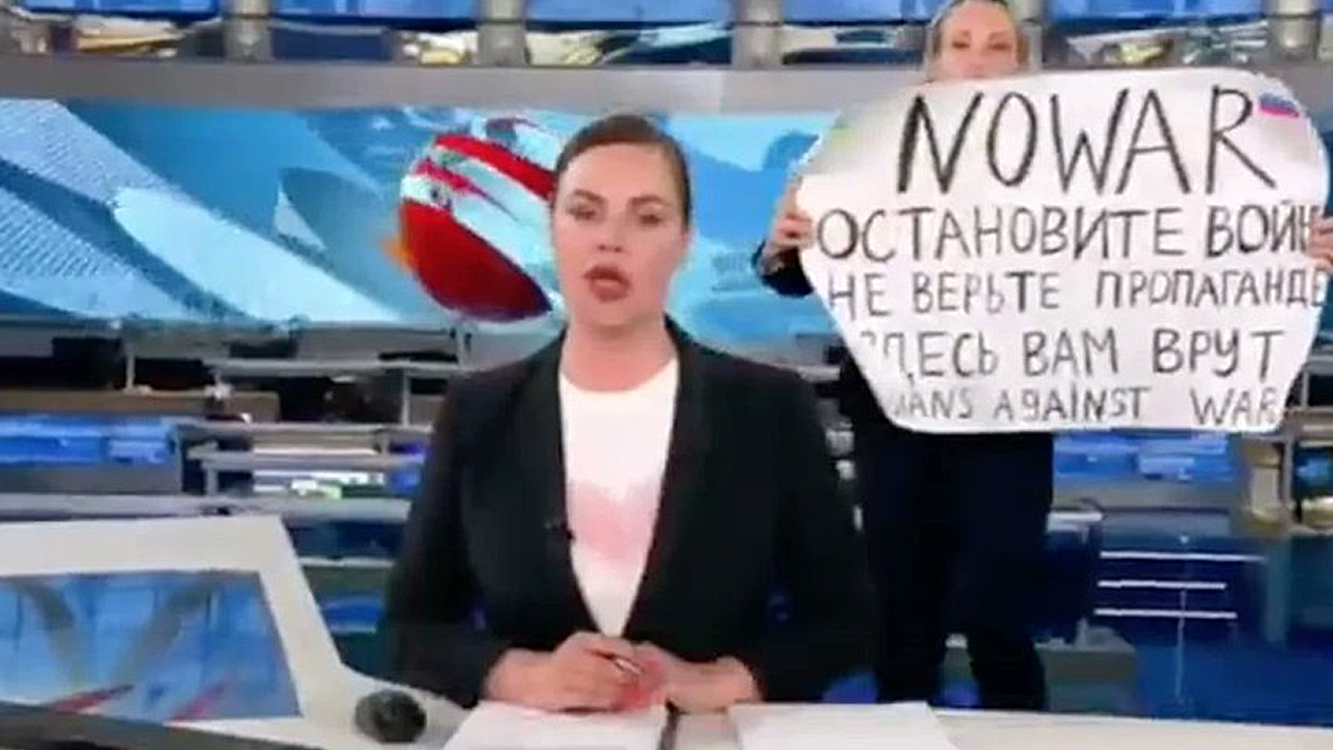 Una periodista irromp en un informatiu de la televisió russa: «¡No a la guerra! ¡No creieu la propaganda!»