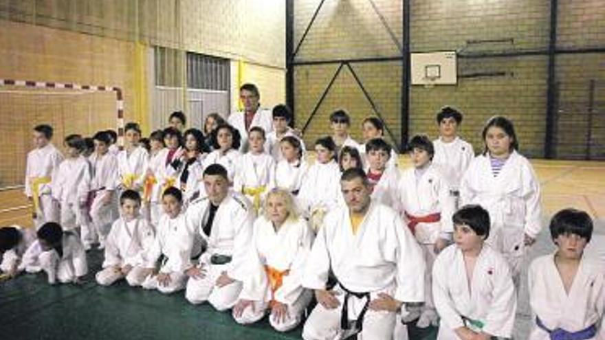 Los participantes en la exhibición de judo celebrada ayer en Llanes.