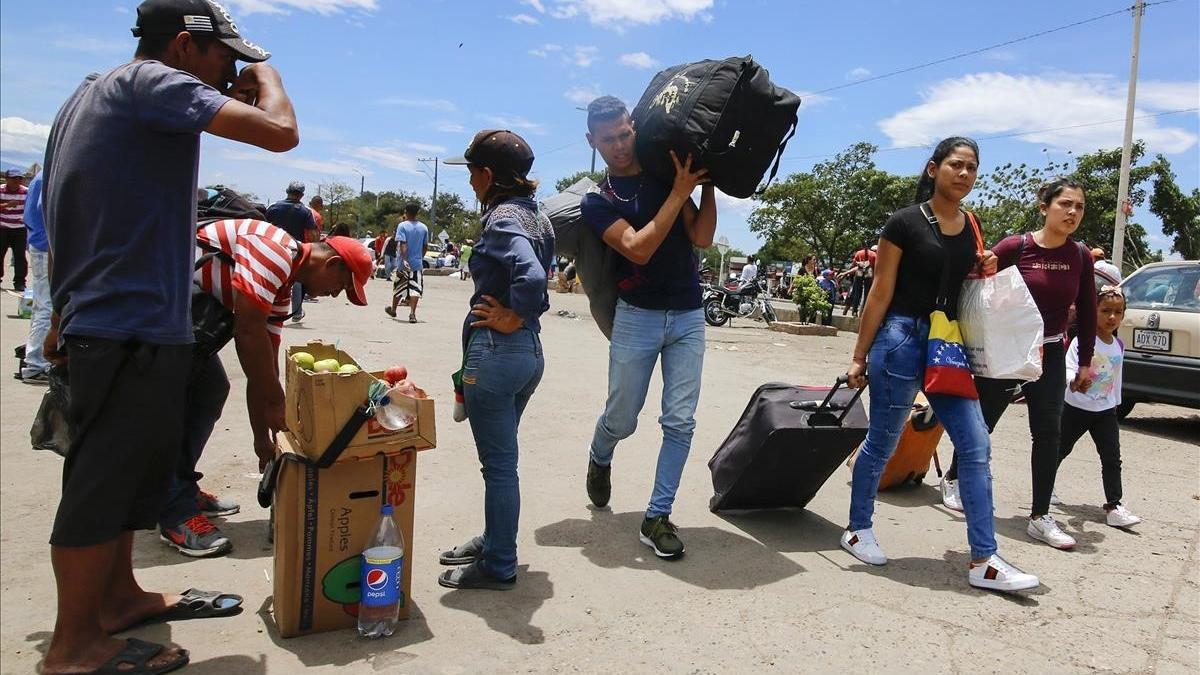 zentauroepp44705609 venezuelan cross the border from san antonio del tachira in 180820123002