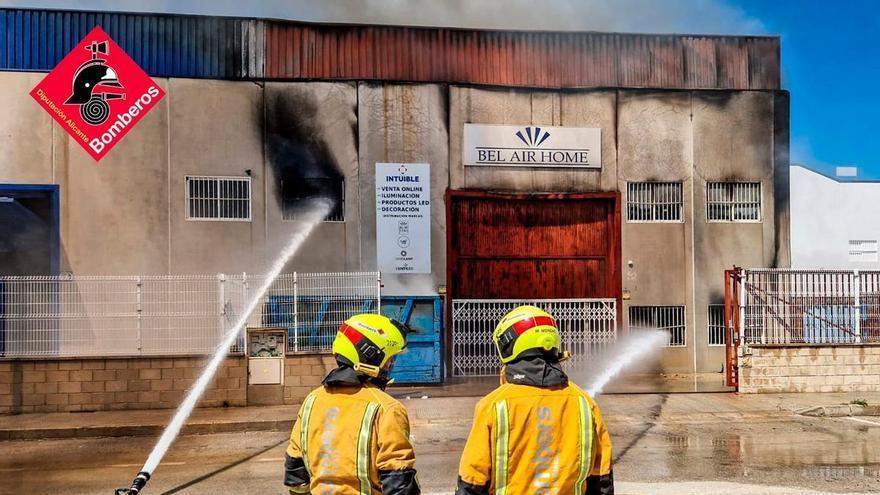 Un incendio en una empresa de Almoradí moviliza a cuatro parques de bomberos