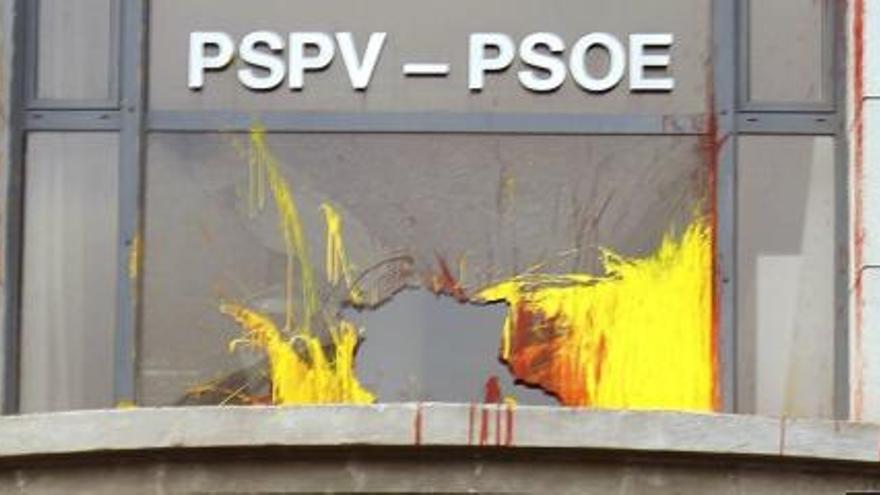 Entrada a la sede del PSPV-PSOE tras el ataque que sufrió esta madrugada por tres encapuchados.