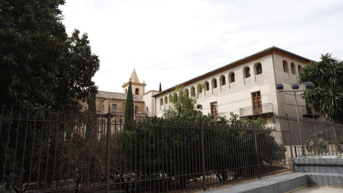 Jardines del Palacio Guevara desde una plaza anexa a la calle Musso Valiente.